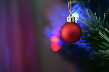 Ağaçta asılı Noel süsü