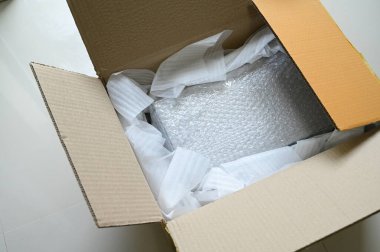 Kahverengi kutuya konulmuş beyaz paket balonu