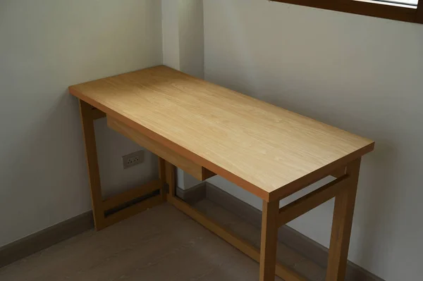 Ξύλινο Τραπέζι Στο Δωμάτιο Εσωτερική Διακόσμηση — Φωτογραφία Αρχείου