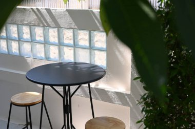 yuvarlak masa ve bahçede sandalyeler.