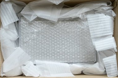 Kahverengi kutuya konulmuş beyaz paket balonu