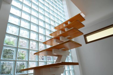 Ahşap merdiven ve cam duvar, iç tasarım.