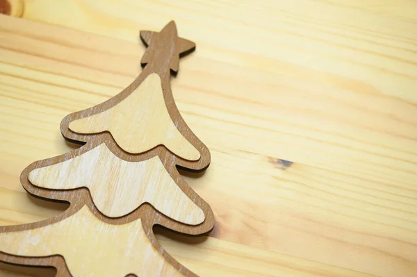 Weihnachtsbaum Aus Holz Auf Dem Tisch Gestaltung Der Feier — Stockfoto