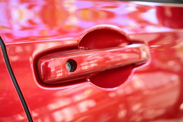 Kırmızı Arabanın Kapı Kolu Geçiş Endüstrisi — Stok fotoğraf