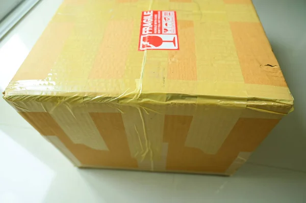 Uyarı Sembollü Kahverengi Kutu Paketlemesi — Stok fotoğraf