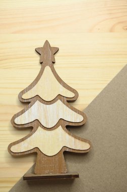 Masadaki ahşap Noel ağacı, kutlama tasarımı