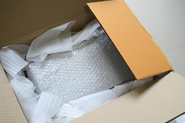 Kahverengi kutuya konulmuş beyaz paket balonu