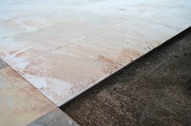 beyaz kiremit ve beton zemin, inşaat endüstrisi