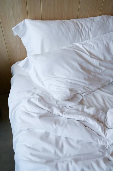 Белая Кровать Подушки Номере — стоковое фото