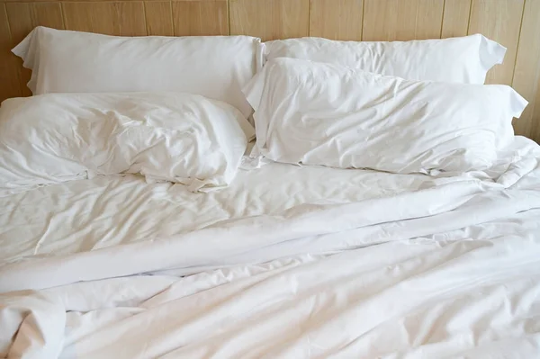 Putih Tempat Tidur Dan Bantal Dalam Ruangan — Stok Foto