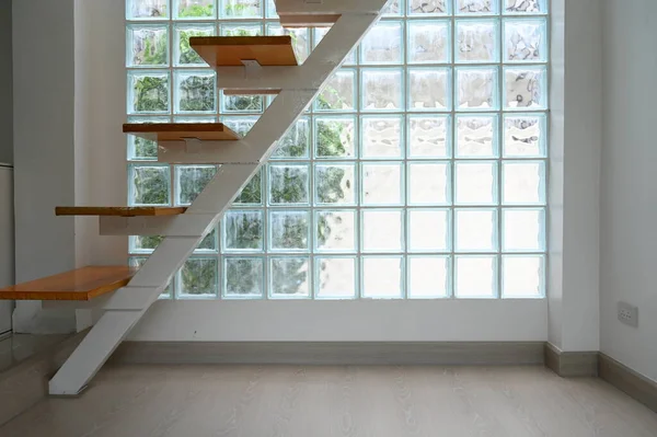 Holztreppe Und Glaswand Innenausbau — Stockfoto