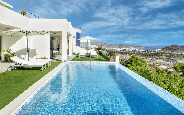 Villa de lujo con piscina — Foto de Stock