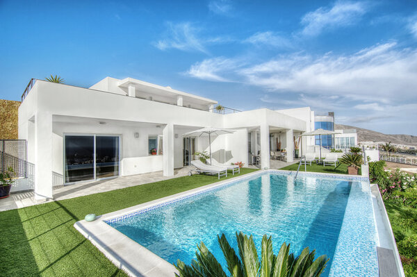 Relájese cerca de la piscina — Foto de Stock