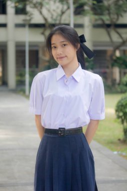 Taylandlı liseli üniformasının portresi. Genç güzel kız mutlu ve rahat.