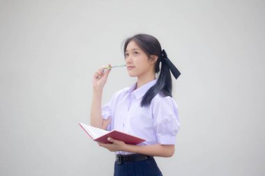 Tayland lisesi üniformasının portresi. Güzel kız. Düşün.