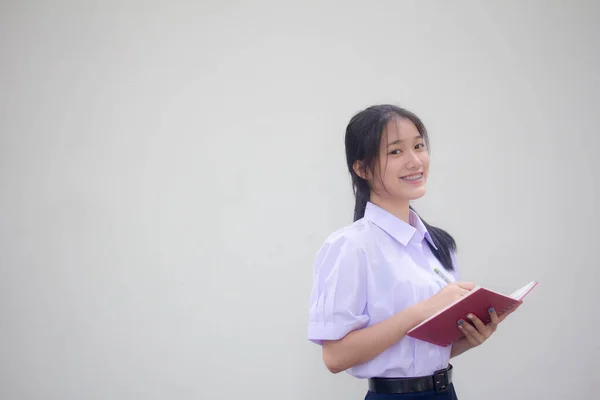 Asya Thai Lisesi Üniformalı Güzel Kız Bir Kitap Yaz — Stok fotoğraf