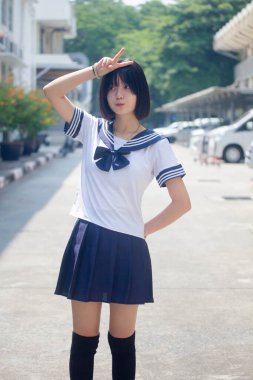 Japon genç güzel kız öğrenci gülümsemesi içinde ve rahatla.