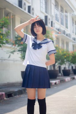 Japon genç güzel kız öğrenci gülümsemesi içinde ve rahatla.