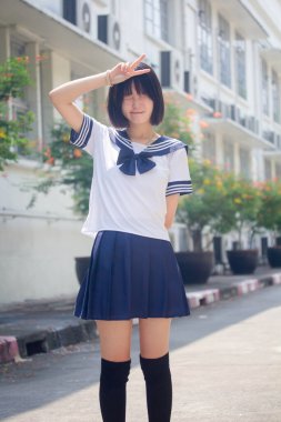 Japon genç güzel kız öğrenci gülümsemesi içinde ve rahatla.