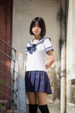 Japon genç güzel kız öğrenci gülümsemesi içinde ve rahatla.