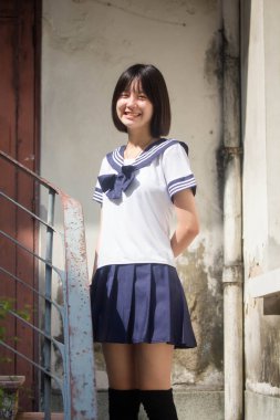 Japon genç güzel kız öğrenci gülümsemesi içinde ve rahatla.