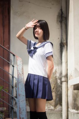 Japon genç güzel kız öğrenci gülümsemesi içinde ve rahatla.