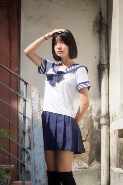 Japon genç güzel kız öğrenci gülümsemesi içinde ve rahatla.