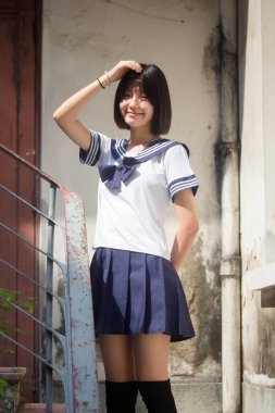 Japon genç güzel kız öğrenci gülümsemesi içinde ve rahatla.