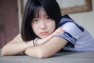 Japon genç güzel kız öğrenci gülümsemesi içinde ve rahatla.