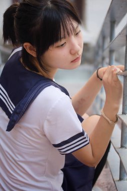 Japon genç güzel kız öğrenci gülümsemesi içinde ve rahatla.