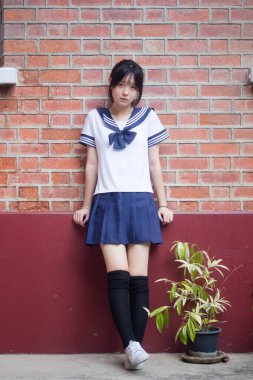 Japon genç güzel kız öğrenci gülümsemesi içinde ve rahatla.