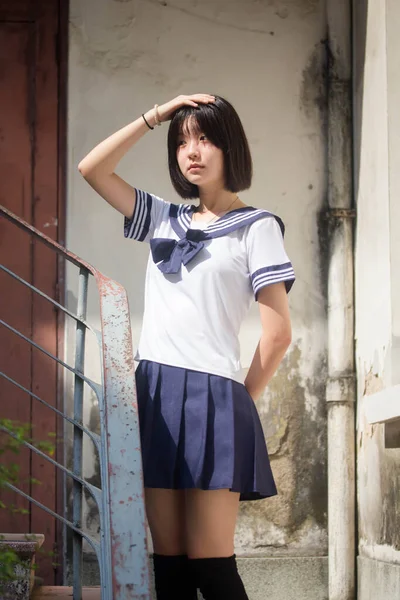 Japon genç güzel kız öğrenci gülümsemesi içinde ve rahatla.