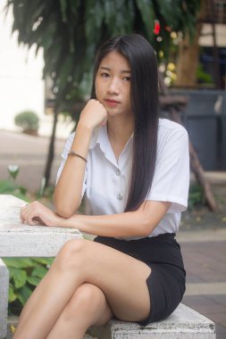 Yetişkin öğrenci üniforması güzel kız gülümse ve rahatla.