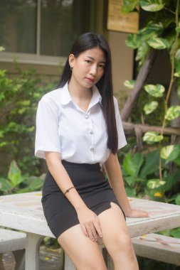 Yetişkin öğrenci üniforması güzel kız gülümse ve rahatla.