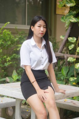 Yetişkin öğrenci üniforması güzel kız gülümse ve rahatla.