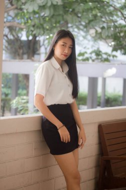 Yetişkin öğrenci üniforması güzel kız gülümse ve rahatla.