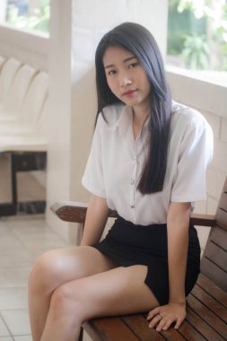 Yetişkin öğrenci üniforması güzel kız gülümse ve rahatla.