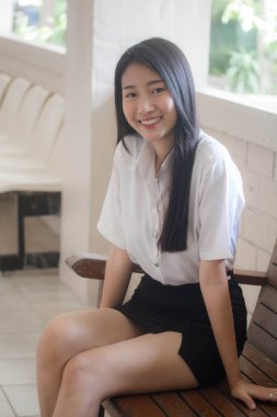 Yetişkin öğrenci üniforması güzel kız gülümse ve rahatla.