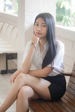 Yetişkin öğrenci üniforması güzel kız gülümse ve rahatla.