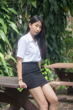 Yetişkin öğrenci üniforması güzel kız gülümse ve rahatla.