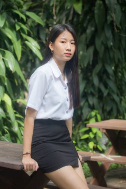 Yetişkin öğrenci üniforması güzel kız gülümse ve rahatla.