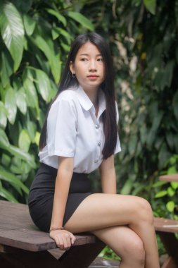 Yetişkin öğrenci üniforması güzel kız gülümse ve rahatla.