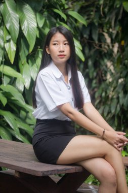 Yetişkin öğrenci üniforması güzel kız gülümse ve rahatla.