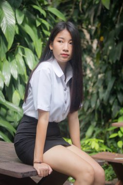 Yetişkin öğrenci üniforması güzel kız gülümse ve rahatla.