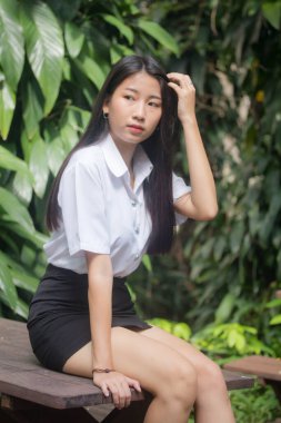 Yetişkin öğrenci üniforması güzel kız gülümse ve rahatla.