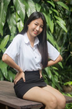 Yetişkin öğrenci üniforması güzel kız gülümse ve rahatla.