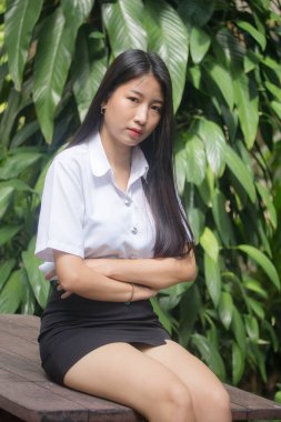 Yetişkin öğrenci üniforması güzel kız gülümse ve rahatla.