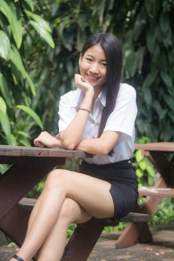 Yetişkin öğrenci üniforması güzel kız gülümse ve rahatla.