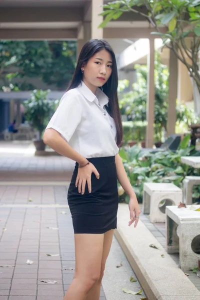 Tajski Dorosły Student Uniwersytet Mundur Piękny Dziewczyna Uśmiech Relaks — Zdjęcie stockowe