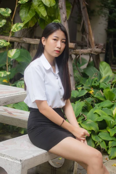 Tailandés Adulto Estudiante Universidad Uniforme Hermosa Chica Sonrisa Relajarse —  Fotos de Stock